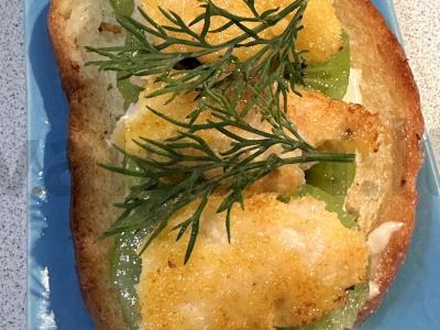 Brusketa su vištienos filė džiūvėsėliuose ir kiviais pagrindine nuotrauka