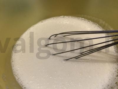 Kefyro pyragas su karbonaidu ir kiaušiniu Žingsnis 2