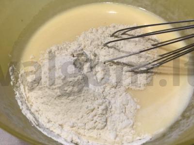 Kefyro pyragas su karbonaidu ir kiaušiniu Žingsnis 9