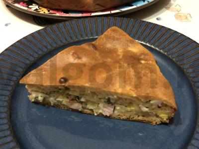 Kefyro pyragas su karbonaidu ir kiaušiniu pagrindine nuotrauka