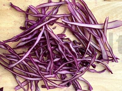 Salotos su raudonąja kopūstų, kalmarų ir riešutų Žingsnis 1