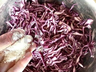 Salotos su raudonąja kopūstų, kalmarų ir riešutų Žingsnis 6