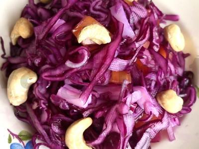 Salotos su raudonąja kopūstų, kalmarų ir riešutų pagrindine nuotrauka