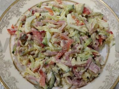 Puikus salotas iš karbonado, daržovių ir sūrio pagrindine nuotrauka