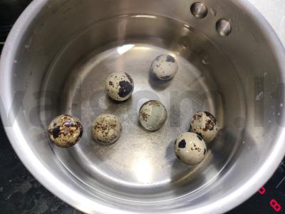 Kanarė su putpelių kiaušiniais ir rūkyta sūriu Žingsnis 1