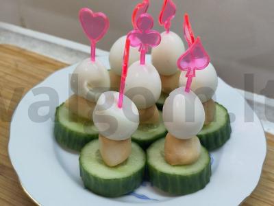 Kanarė su putpelių kiaušiniais ir rūkyta sūriu pagrindine nuotrauka