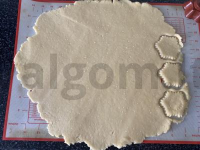 Sausainiai su kondensuotu pienu ir sezamu Žingsnis 4