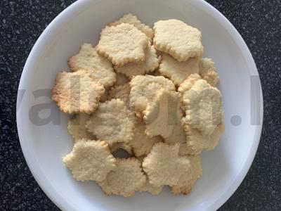 Sausainiai su kondensuotu pienu ir sezamu pagrindine nuotrauka