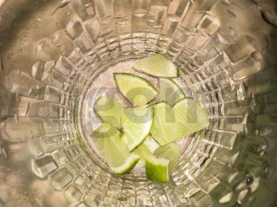 Kokteilis „Mėlynoji banga“ Žingsnis 1