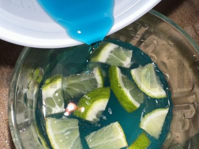 Kokteilis „Mėlynoji banga“ Žingsnis 3