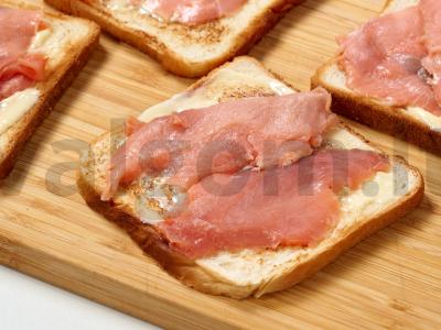 Tostai su raudona žuvimi ir agurku Žingsnis 5