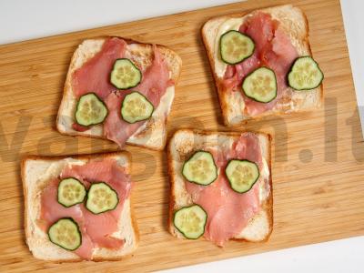 Tostai su raudona žuvimi ir agurku Žingsnis 6