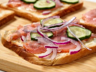 Tostai su raudona žuvimi ir agurku Žingsnis 7