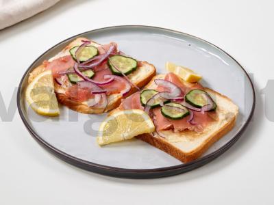 Tostai su raudona žuvimi ir agurku pagrindine nuotrauka