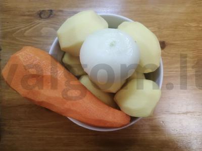 Bulvės su troškiniu vakarienei Žingsnis 1