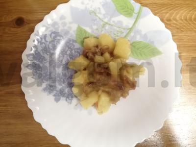 Bulvės su troškiniu vakarienei pagrindine nuotrauka