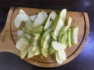 Sluoksniai su obuoliais ir graikiniais riešutais Žingsnis 2