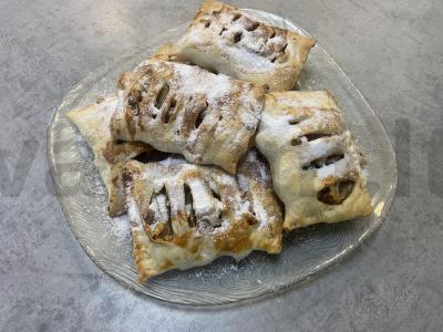 Sluoksniai su obuoliais ir graikiniais riešutais pagrindine nuotrauka