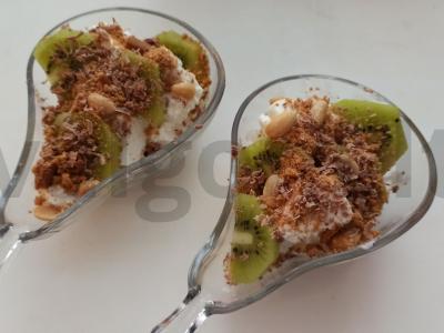 Vaisių desertas su ledais pagrindine nuotrauka