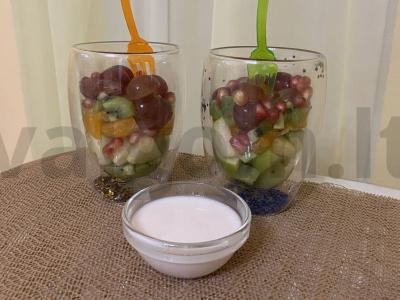 Vaisių porcijų salotas stiklinėje pagrindine nuotrauka