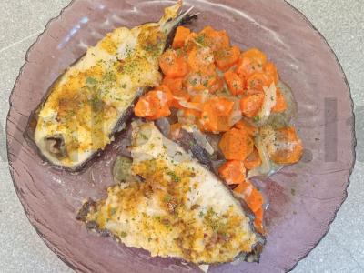 Žuvies filė steikai, kepti ant daržovių pagalvėlės pagrindine nuotrauka