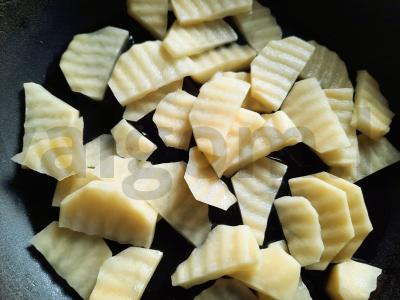 Keptos dešrelės su cukinijomis, bulvėmis ir karališkais grybais Žingsnis 1