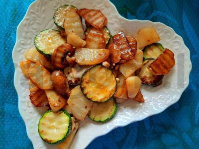 Keptos dešrelės su cukinijomis, bulvėmis ir karališkais grybais Žingsnis 3