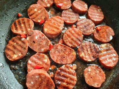 Keptos dešrelės su cukinijomis, bulvėmis ir karališkais grybais Žingsnis 4