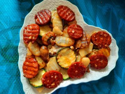 Keptos dešrelės su cukinijomis, bulvėmis ir karališkais grybais Žingsnis 5