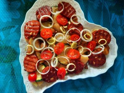 Keptos dešrelės su cukinijomis, bulvėmis ir karališkais grybais pagrindine nuotrauka