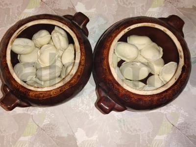 Koldūnai puoduose su džiovintomis krienų lapais Žingsnis 1