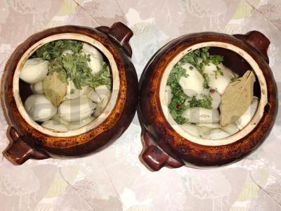 Koldūnai puoduose su džiovintomis krienų lapais Žingsnis 3