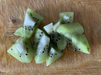 Gėrimas iš rauginto pieno, muesli, kivio, uogų ir medaus Žingsnis 1