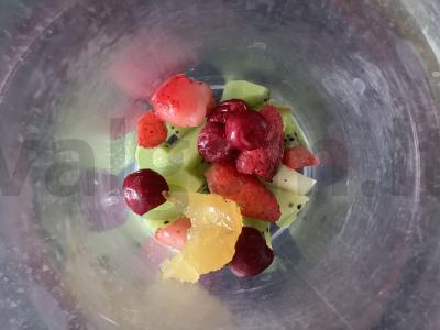 Gėrimas iš rauginto pieno, muesli, kivio, uogų ir medaus Žingsnis 2