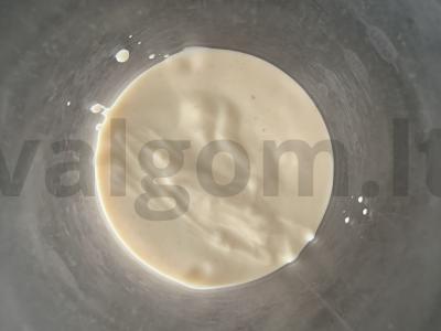 Gėrimas iš rauginto pieno, muesli, kivio, uogų ir medaus Žingsnis 3