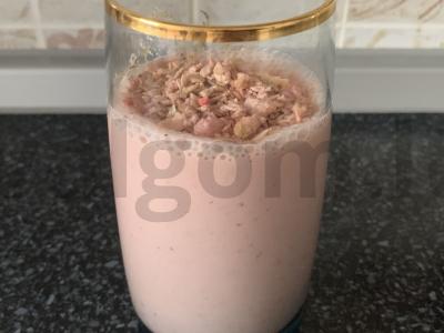 Gėrimas iš rauginto pieno, muesli, kivio, uogų ir medaus Žingsnis 4