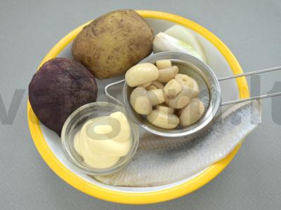 Silkės ir marinuotų grybų salotas Žingsnis 1