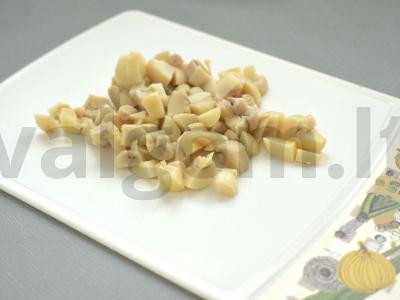 Silkės ir marinuotų grybų salotas Žingsnis 5