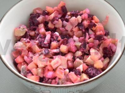 Silkės ir marinuotų grybų salotas Žingsnis 7