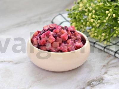 Silkės ir marinuotų grybų salotas pagrindine nuotrauka