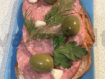 Brusketa su servelatu ir alyvuogėmis pusryčiams pagrindine nuotrauka