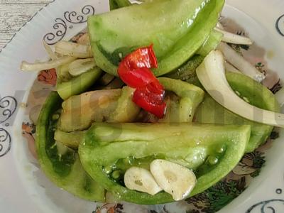 Salotas „Žalieji pomidorai“ pagrindine nuotrauka