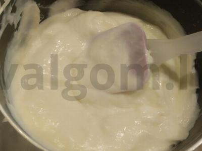 Patingėjęs „Napoleonas“ iš sluoksniuotų biskvitų Žingsnis 2