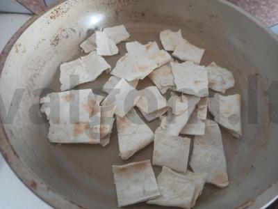 Salotas su pievagrybiais, paprikomis ir keptu lavašu Žingsnis 1