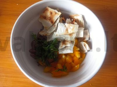 Salotas su pievagrybiais, paprikomis ir keptu lavašu Žingsnis 4