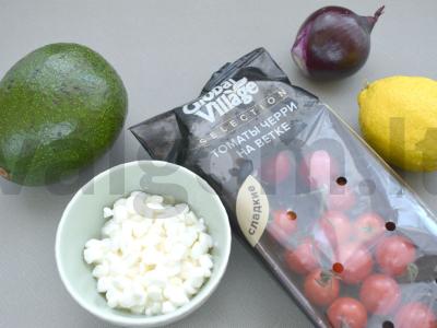 Avokadų, vyšnių pomidorų ir varškės salotos Žingsnis 1