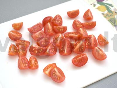 Avokadų, vyšnių pomidorų ir varškės salotos Žingsnis 2