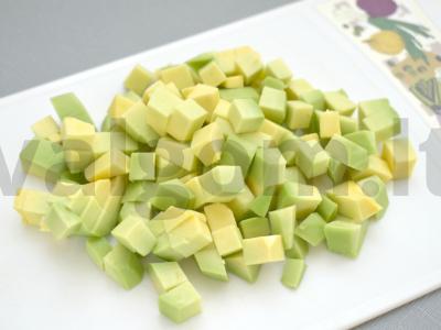 Avokadų, vyšnių pomidorų ir varškės salotos Žingsnis 3