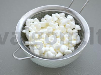 Avokadų, vyšnių pomidorų ir varškės salotos Žingsnis 5