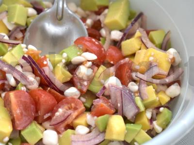 Avokadų, vyšnių pomidorų ir varškės salotos Žingsnis 6